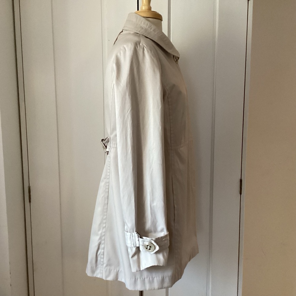 Jones New York princess cut back/cuff belt lined concealed button rain trench M - Picture 4 of 12